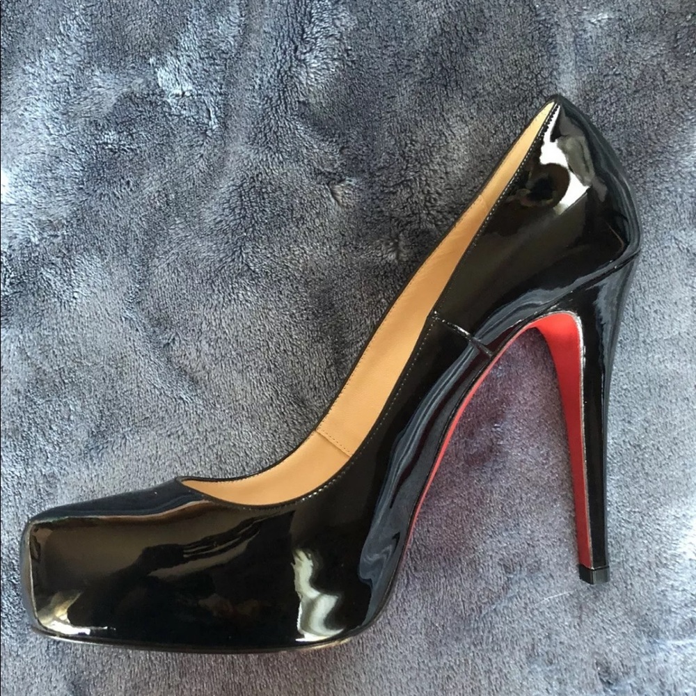 Black Rolando Pumps - Picture 3 of 7